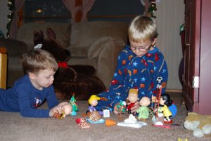 Read more about the article Boys playing with Charlie Brown & Snoopy